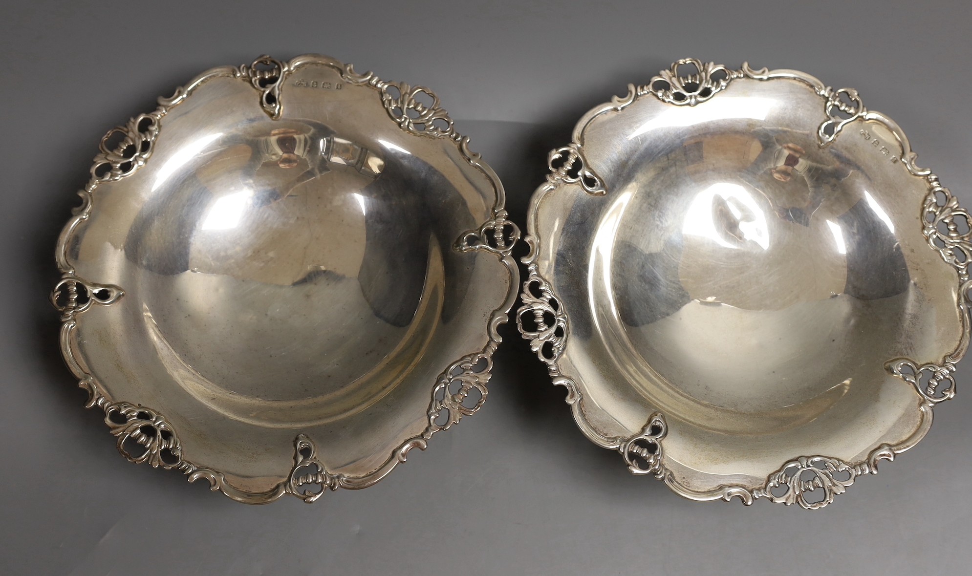 A par of George V pierced silver tazze, by Elkington & Co, Birmingham, 1910, diameter 21cm, 20.1oz.